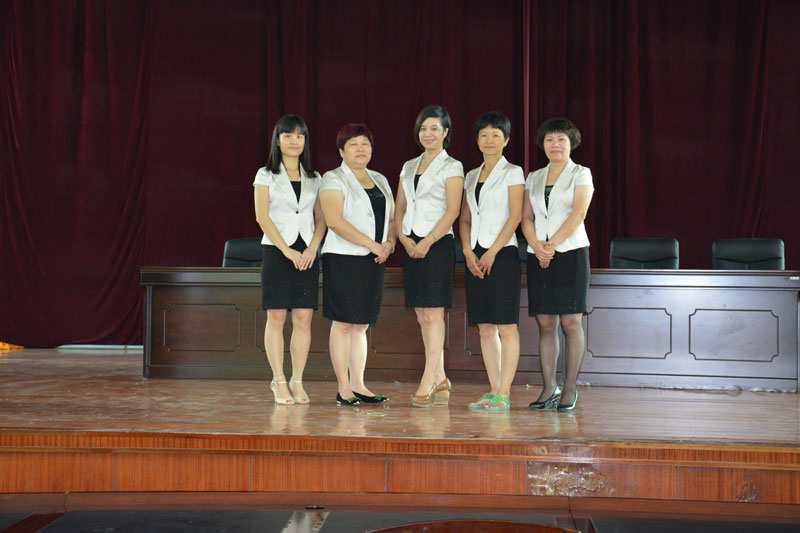 广西热作所第一届女职工委员会委员合影