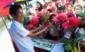 学生们参与“植物拼图”活动