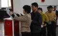 职工代表无记名填写民主测评表后投入投票箱