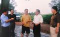 2004年自治区人民政府主席陆兵（右二）在广西农垦局原局长蒋济雄（右五）、副局长孙大光（右一）陪同下到我所视察
