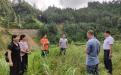 在东水村与村党建班子指导菌棒下田及蔬菜种植前的准备工作