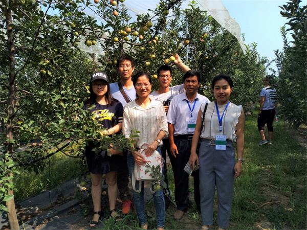 科技人员参观山西省农业科学院果树研究所国家种质资源圃
