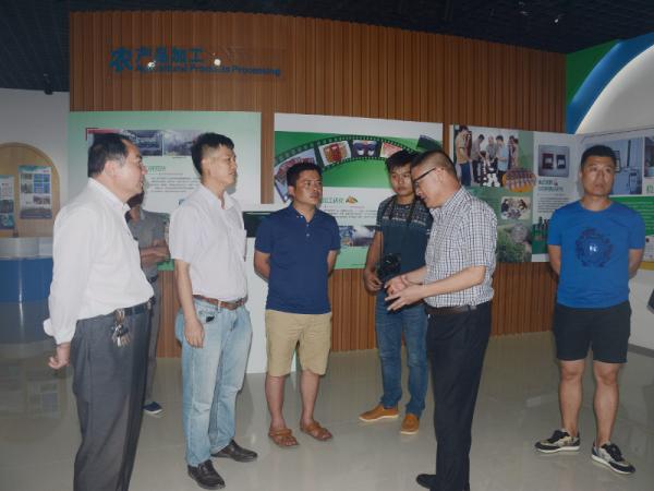 参观科技展厅