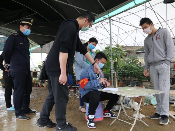 热作所土地资源管理办公室协同社区及街道办业务人员开展工作