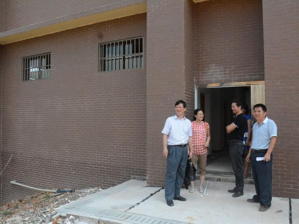 曹荔能部长（左一）现场了解科研新区大楼建设进度