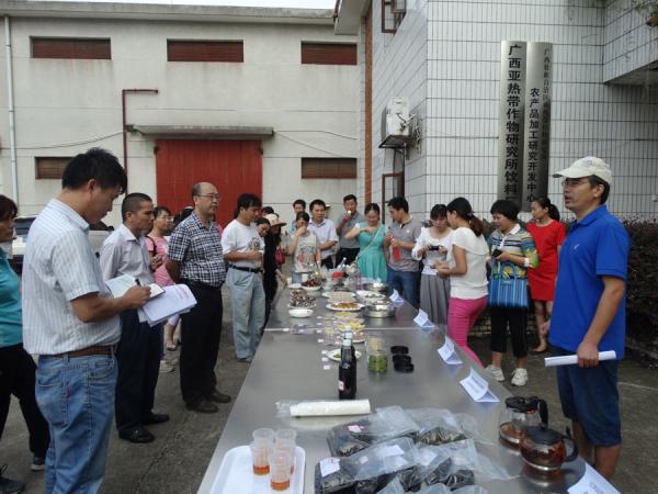 加工研究中心刘功德主任汇报科研生产情况