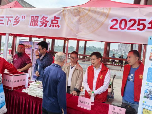 广西热作所科技人员参加2025年广西文化科技卫生“三下乡”集中服务活动 image 1