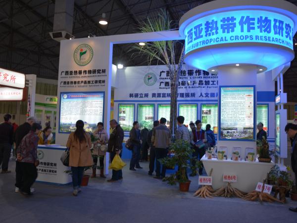 市民参观热作所展位
