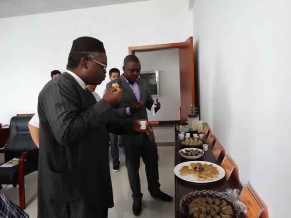 尼日利亚来宾饶有兴趣地品尝了由热作所农产品加工研究中心开发的木薯小食品