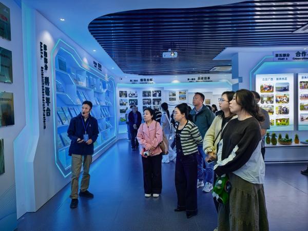 自治区农业农村厅高素质农民培育计划农产品市场营销专题班到广西热作所开展游学活动 image 1