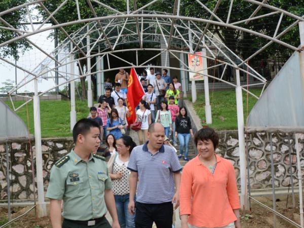 谭卓慧书记在唐指导员的带领下参观部队作物种植区