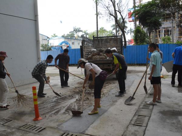 清扫住户乱堆放的装修垃圾