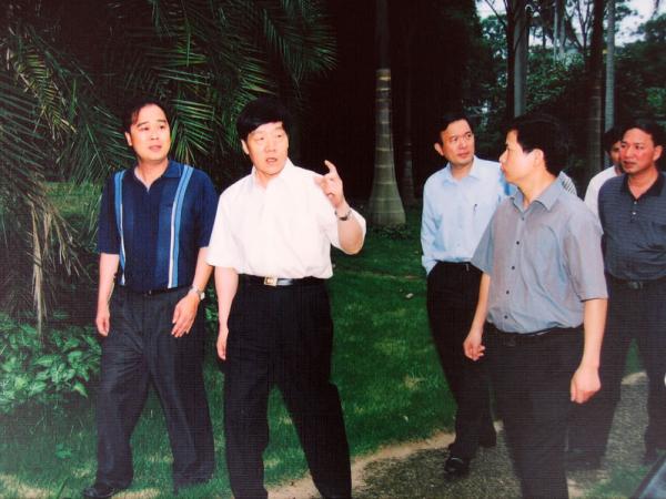 2003年自治区党委副书记马铁山（左二）在原广西农垦局副局长黄文标(左四）陪同下到我所视察