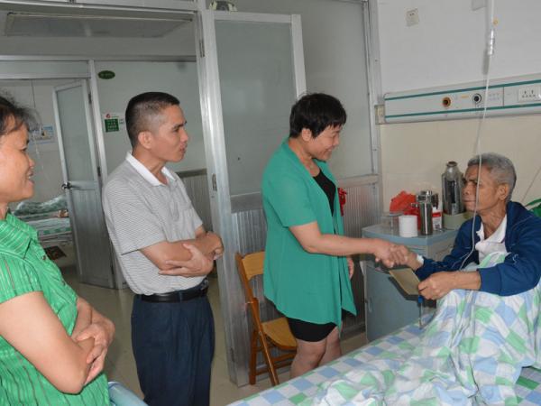 谭卓慧书记前往医院看望慰问黄民同志