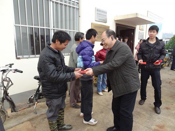 黄强所长到试验基地为正在工作的职工送上新年的祝福