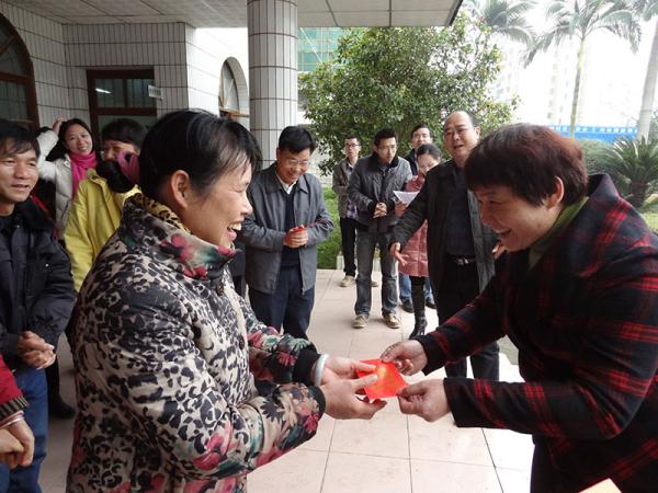 谭卓慧书记给饮料厂的职工送上新年的祝福