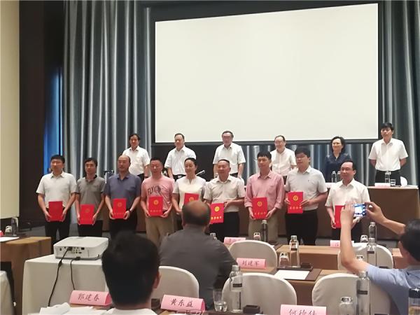 广西热作学会常务副理事长黄强等3人荣获“中国热带作物学会2017-2018年度先进工作者”荣誉称号