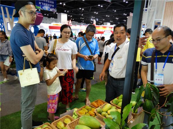 技术人员向观众讲解新品种特性