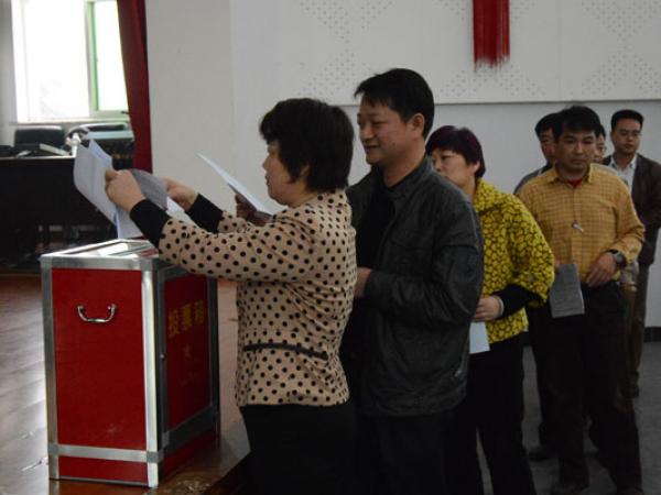 职工代表无记名填写民主测评表后投入投票箱