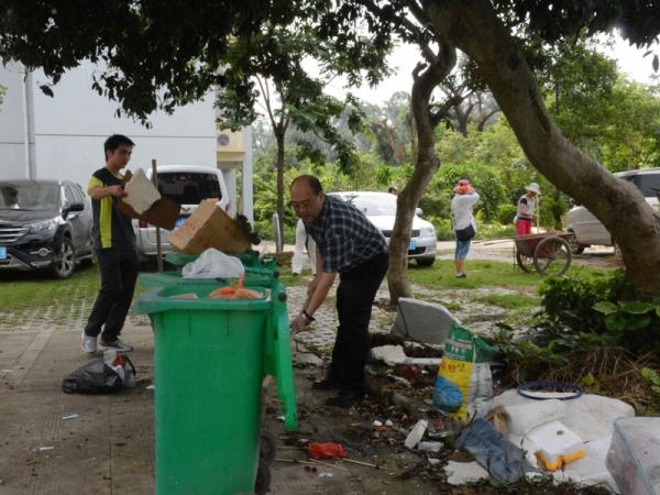 热作所党委副书记黄强带领党员清扫垃圾桶旁长期堆放的垃圾