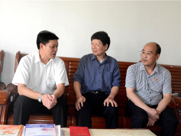 杨伟林副局长与陈国清的家属亲切交谈