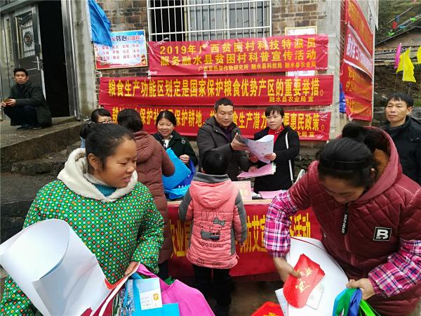 科普小分队在江竹村“打同年”民俗活动中开展科普宣传