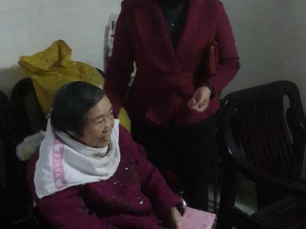 谭卓慧书记到享受国务院特殊津贴专家的家中慰问