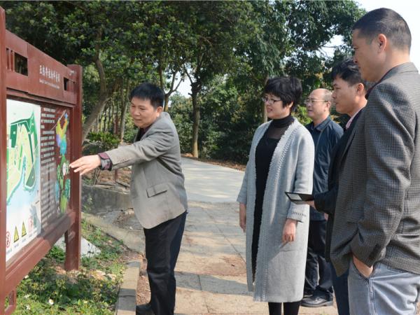 3-池昭锦副所长介绍科普园概况