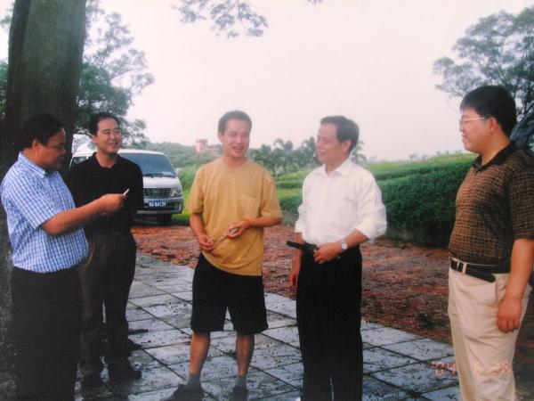 2004年自治区人民政府主席陆兵（右二）在广西农垦局原局长蒋济雄（右五）、副局长孙大光（右一）陪同下到我所视察