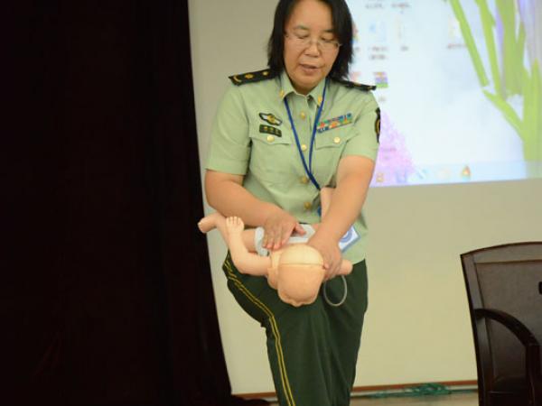 武警总医院专家吴海华演示婴儿气道梗阻急救法