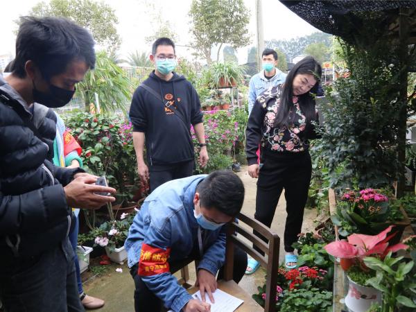 排查小组对相关人员信息进行现场登记