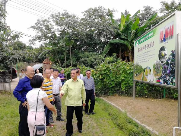 老挝前副总理宋沙瓦·凌萨瓦参观番石榴资源圃