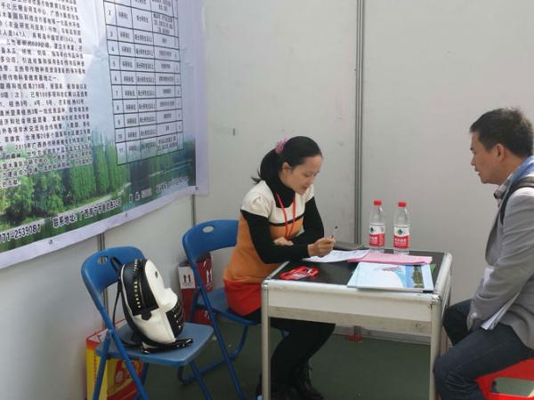 施丽雅向毕业生介绍热作所的基本情况