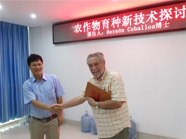 庞新华主任为Hernán Ceballos博士颁发聘书