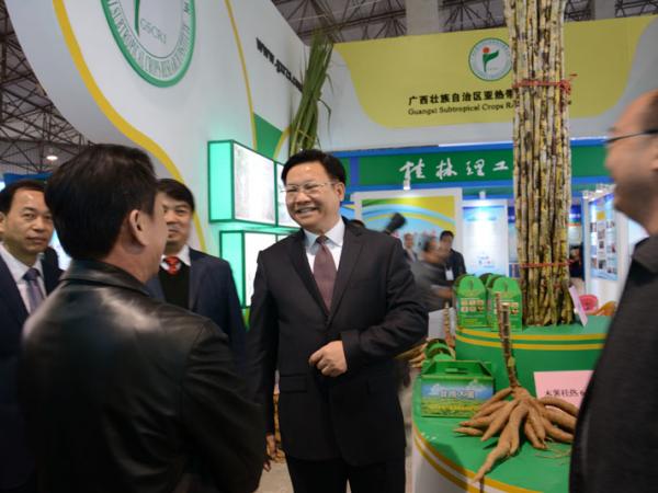 自治区政府黄日波副主席一行视察广西热作所科技活动周展位