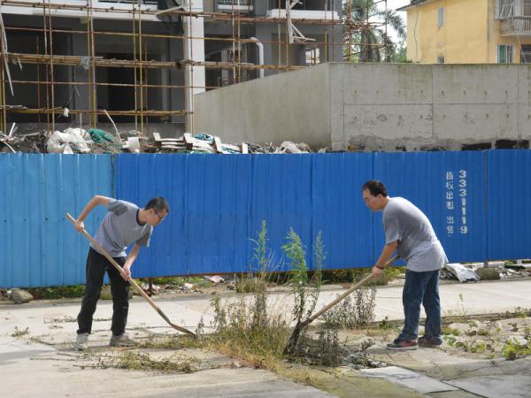 清除住宅楼旁的杂草