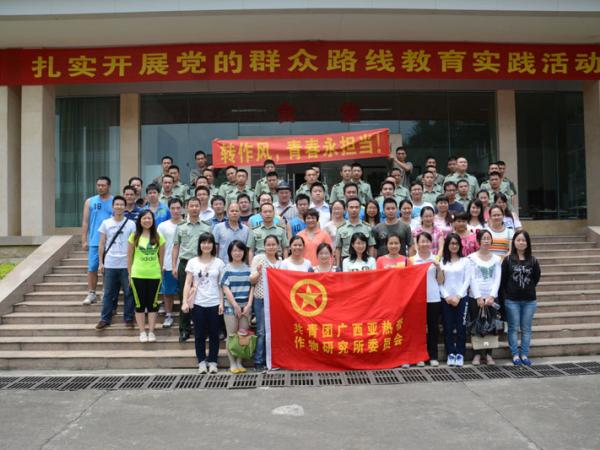 参加活动青年与部队战士合照留念