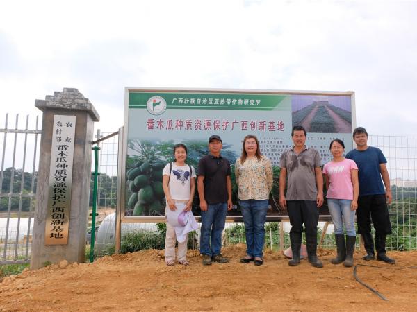 泰国杰出青年科学家KWANHATAI TANONGJID女士（左三）到基地参观交流