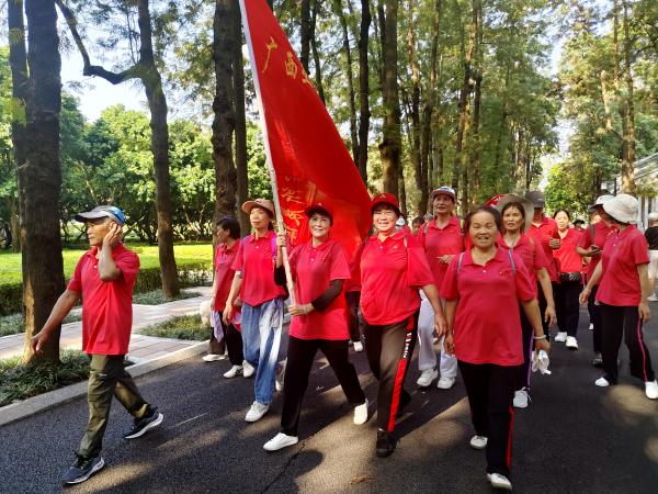 广西热作所退休职工积极参与健步走活动