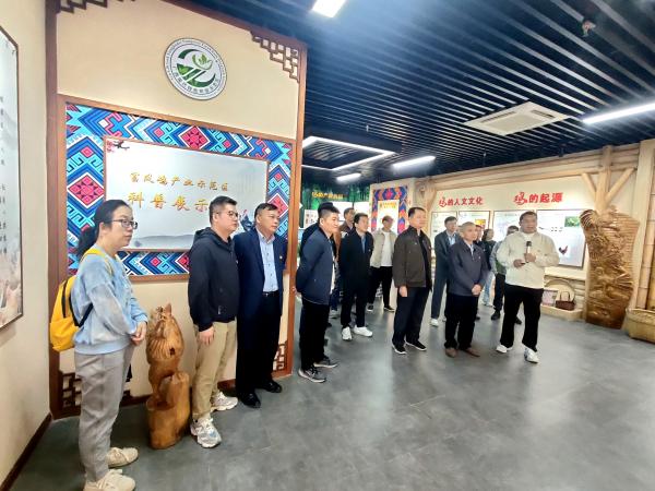 广西热作所机关第二党支部联合广西富凤农牧集团有限公司党支部开展“敬业做事,党在我心中”主题党日活动