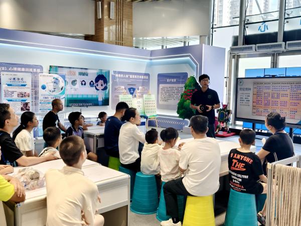 广西热作所科普创新研究团队在广西科技馆开展首个全国科普月八桂大行动科普课堂