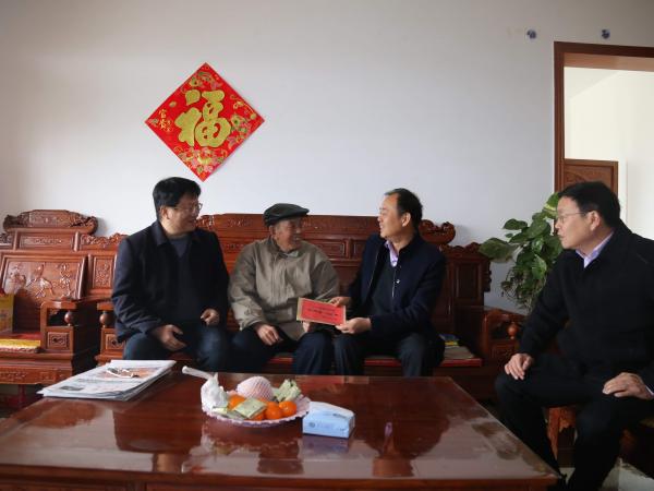 广西农科院副院长谭宏伟到广西热作所开展春节走访慰问活动