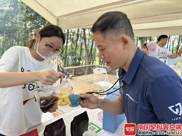 一名咖啡爱好者用自己的杯子去品尝各个展位上的咖啡。_副本.jpg