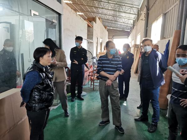 兴宁区人民政府党组成员、副调研员黎文健带队到广西热作所菜市场开展节前安全生产检查