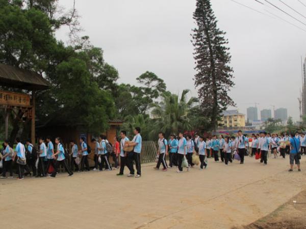 北大附中组织学生到热作所科普园开展春游活动
