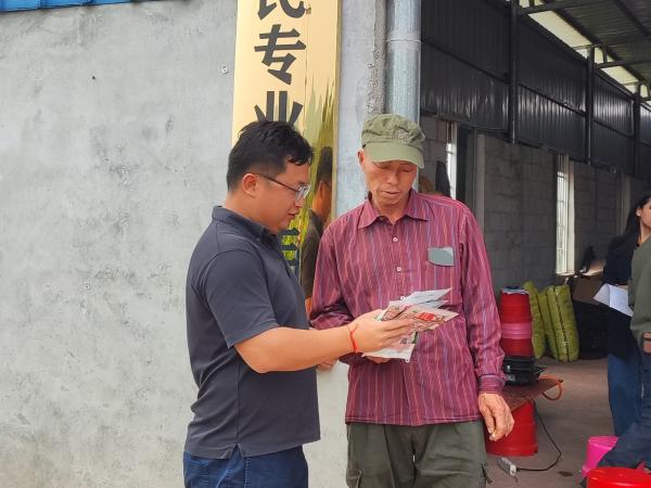 广西热作所科研第三党支部到来宾市兴宾区小平阳镇岭头村开展“春耕一线党旗红”活动