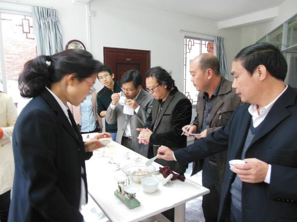 黄强所长带领茶叶科研团队赴广西梧州茶厂考察