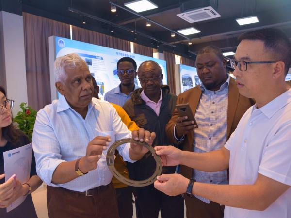 国际天然纤维组织秘书长DILIP TAMBYRAJAH一行到热作所访问交流