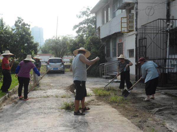 广西热作所开展“美丽农垦•清洁热作所”活动