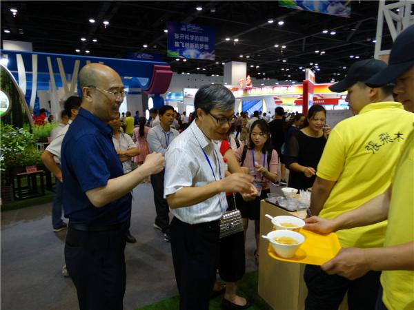 广西热作所参加2018年广西科技活动周活动